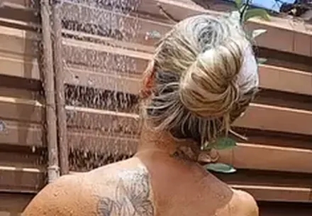 Cliente de costas após o banho de lua em Caicó